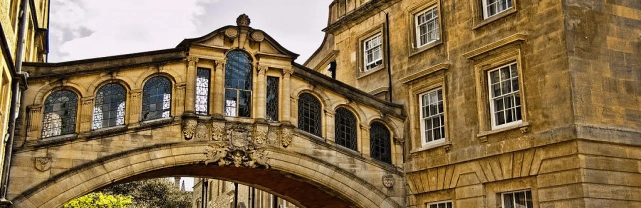 A building with an arch and windows on the side.